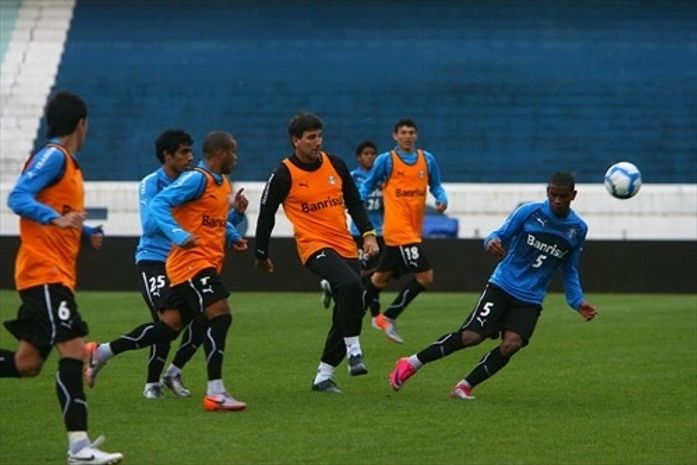 Junior Viçosa ao fundo com uniforme número 18.