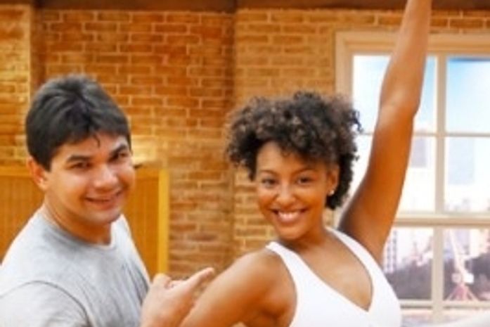 Rainha da Bateria: Sheron Menezes visita a Portela e irrita comunidade