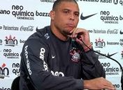 Torcida do Corinthians critica e Ronaldo rebate protesto