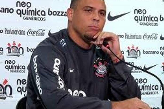Torcida do Corinthians critica e Ronaldo rebate protesto