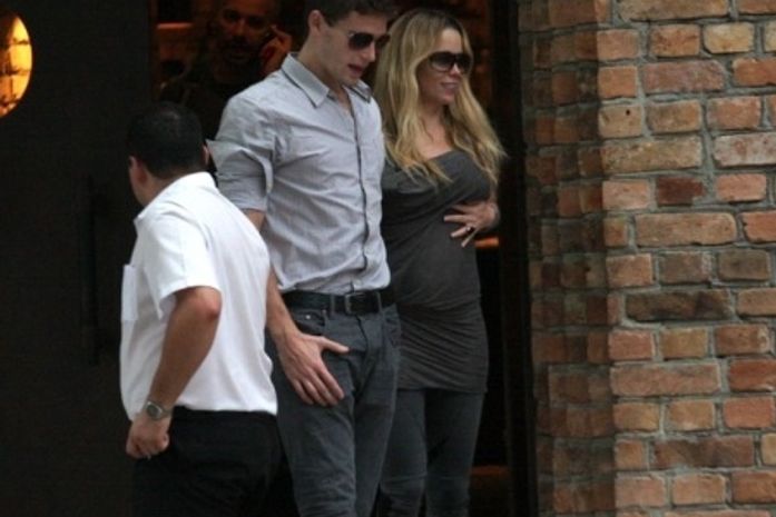 Menino? Danielle Winits está grávida do ator Jonatas Faro