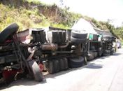 Acidente envolvendo carretas deixa dois feridos na “curva da morte”