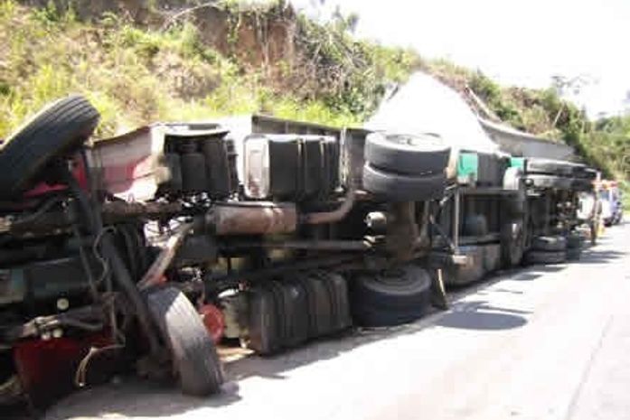 Acidente envolvendo carretas deixa dois feridos na “curva da morte”