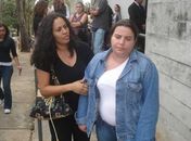 Tia de garoto morto é amparada durante velório