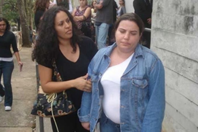 Tia de garoto morto é amparada durante velório