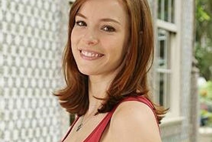 Atriz Regiane Alves encara o desafio de ser uma vedete