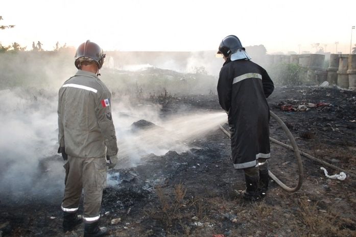 Bombeiros são acionados para controlar incêndio