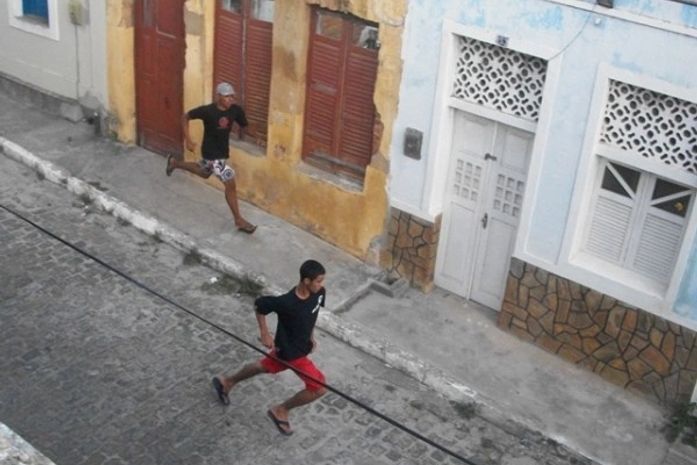 Câmera registra fuga de assaltantes em Penedo