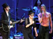 Yoko Ono canta em Los Angeles com filho e Iggy Pop