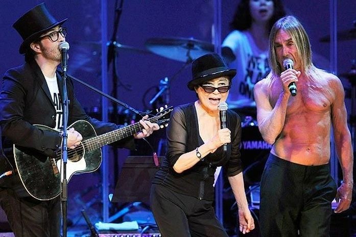 Yoko Ono canta em Los Angeles com filho e Iggy Pop