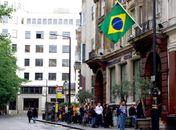 Brasileiros enfrentam fila para votar no consulado em Londres