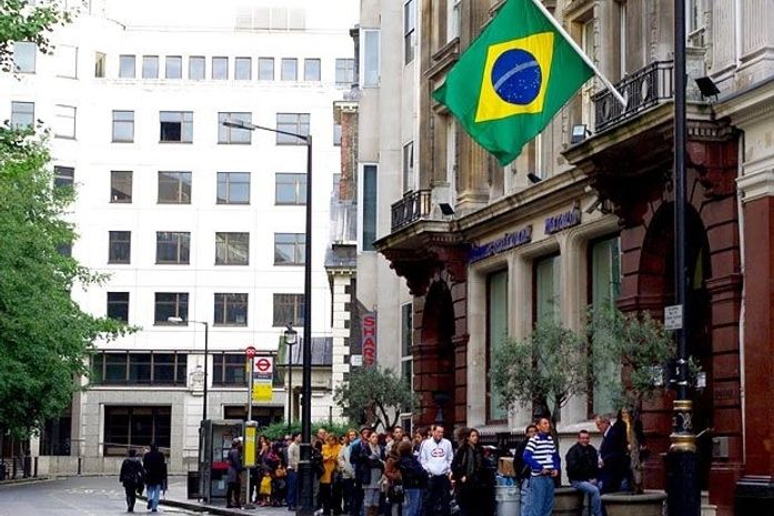 Brasileiros enfrentam fila para votar no consulado em Londres