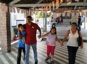 Tony Cloves chega com a familía para votar