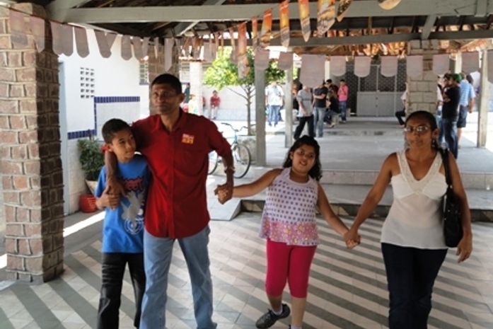 Tony Cloves chega com a familía para votar