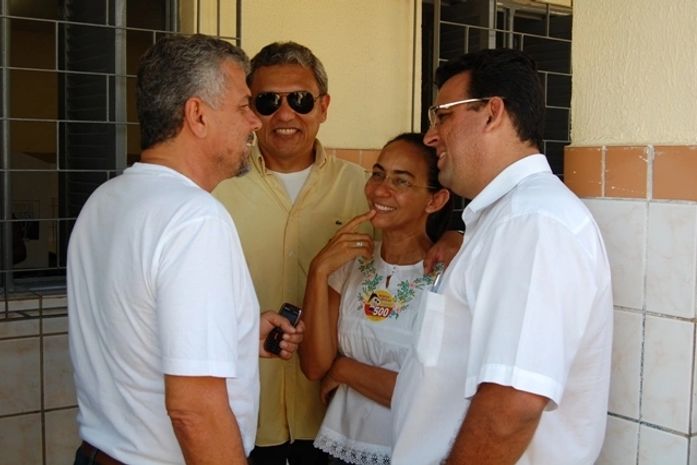 Mário Agra e Heloísa Helena comparecem juntos a local de votação