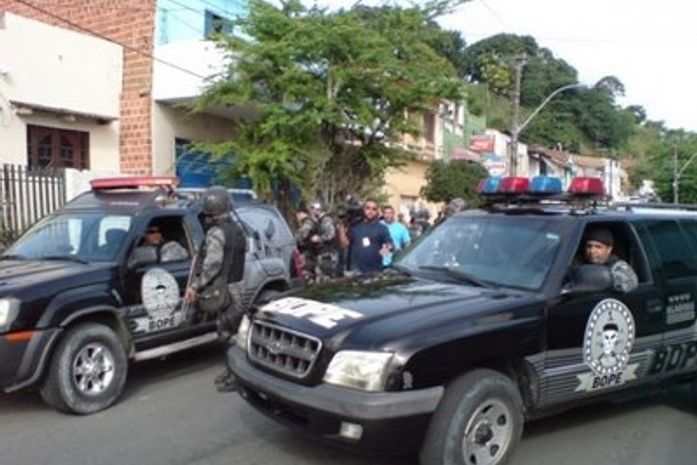 Bope prende policiais militares que tentaram impedir prisão de prefeito