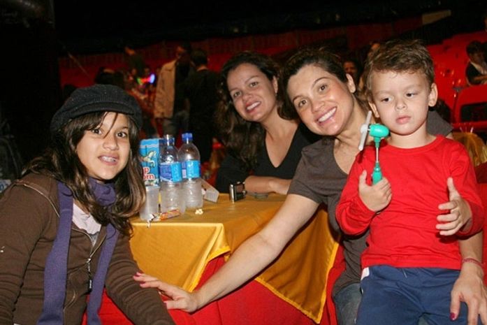Às vésperas de dar a luz, Flávia vai ao circo com a filha