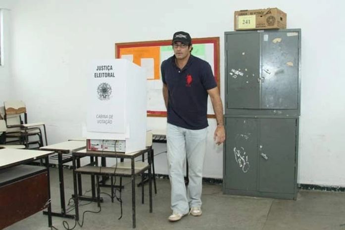 Luciano Szafir e Xuxa quase se esbarram em seção eleitoral