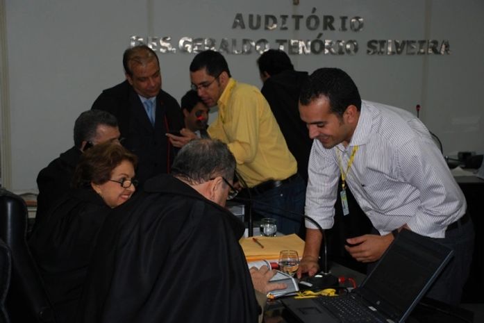 Juizes analisam recursos