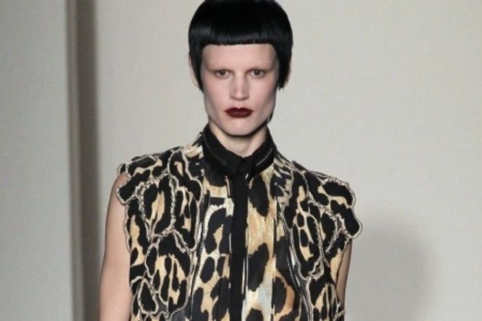 Onças vampirescas de Givenchy fecham domingo de desfiles em Paris