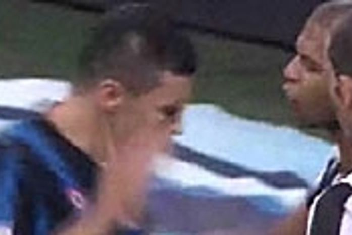 VÍDEO:Itália treme em Duelo de titãs:Felipe Melo e Lúcio se estranham