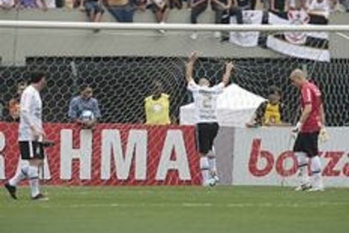Excesso de ofensividade expõe a defesa do Corinthians