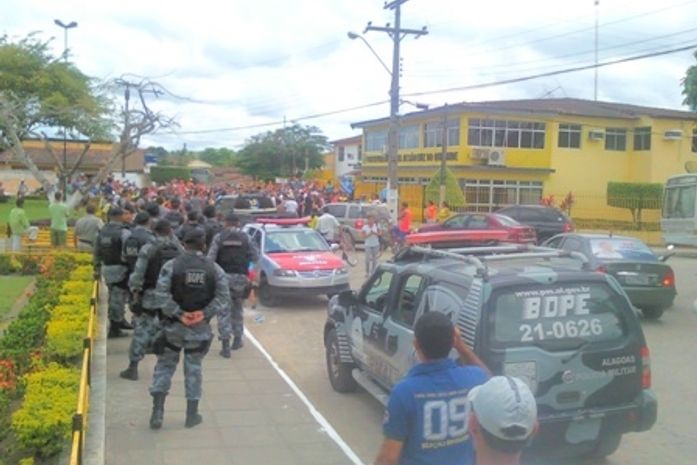 Tensão em frente a prefeitura de São Luiz do Quitunde