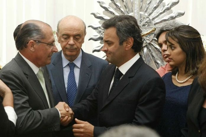 Serra e Alckmin vão a velório de Aécio Cunha em Belo Horizonte