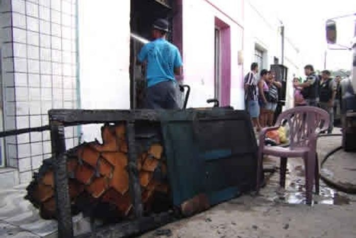 Incêndio destrói residência e quse mata criança de 6 anos