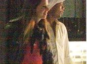 Ronaldinho Gaúcho é visto com morena em casa noturna