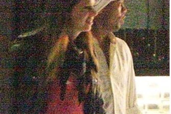 Ronaldinho Gaúcho é visto com morena em casa noturna