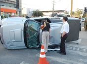 Veículo capota após colisão na Fernandes Lima