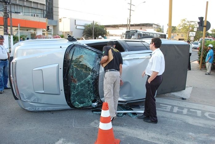 Veículo capota após colisão na Fernandes Lima