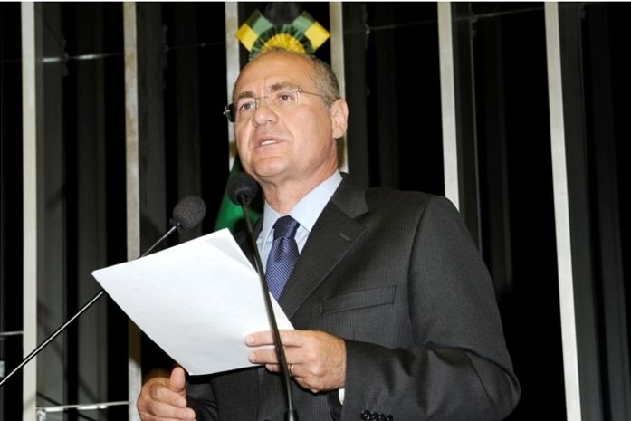 No plenário do Senado, Renan comemora votação do PMDB