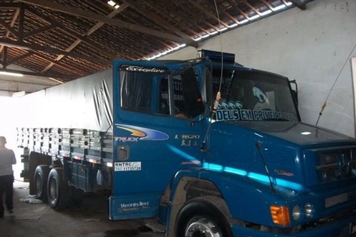 Polícia encontra caminhão e produtos roubados em galpão de Arapiraca