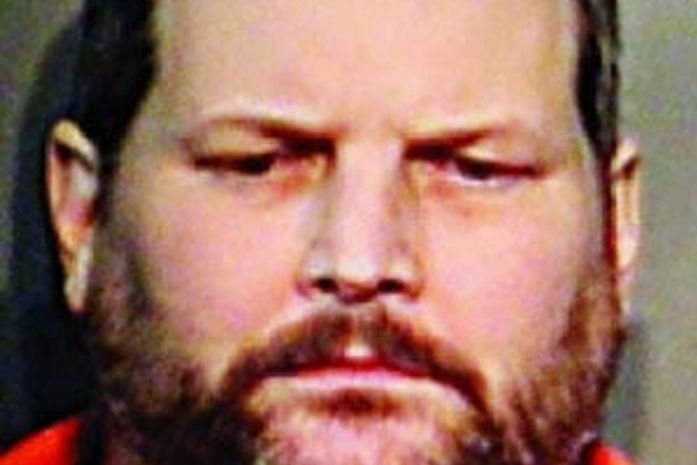 Americano tenta abastecer pelado o carro e acaba preso