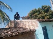 Assaltante foge de 30 policiais após fazer reféns e subir telhados