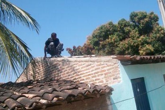 Assaltante foge de 30 policiais após fazer reféns e subir telhados