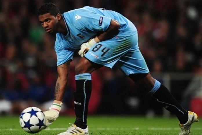 Acusado de agredir mulher, Felipe ganha apoio público do time