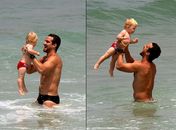 Carlos Bonow brinca com o filho na praia do Leblon