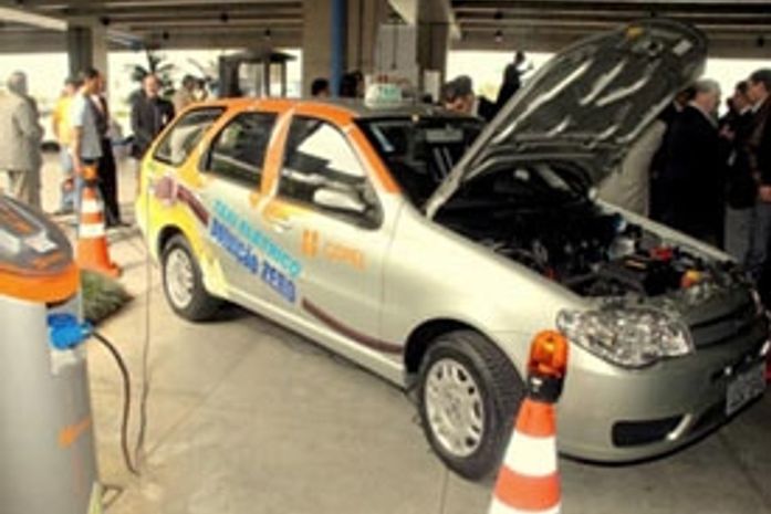 Táxi elétrico começa a rodar no PR