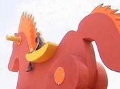 Israelense fabrica maior cavalo de balanço do mundo