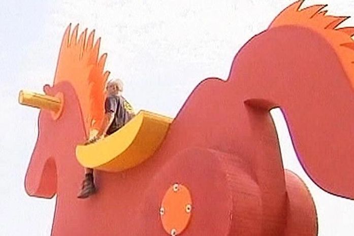 Israelense fabrica maior cavalo de balanço do mundo