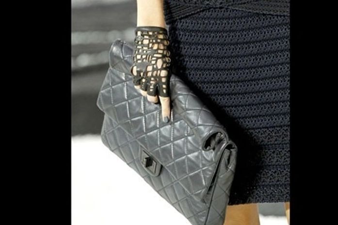 Carteiras e bolsinhas a tiracolo são apostas do próximo verão