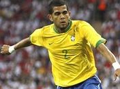 Laterais ganham mais liberdade e assumem papel decisivo no ataque da seleção