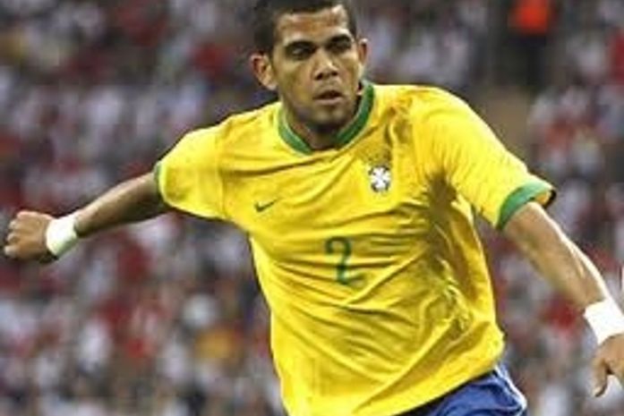 Laterais ganham mais liberdade e assumem papel decisivo no ataque da seleção