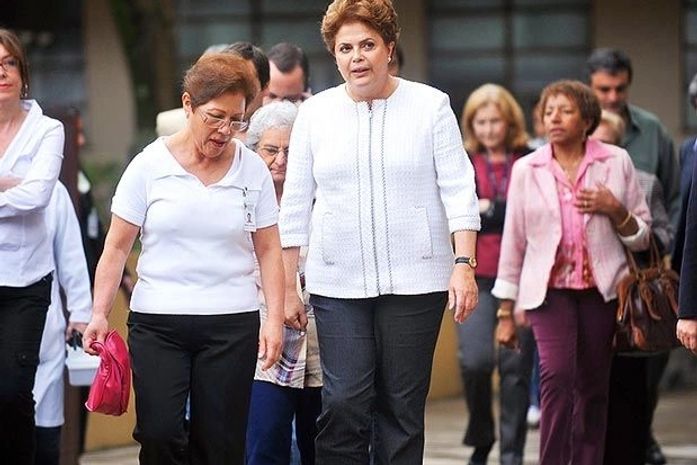 Dilma acusa Serra de "hipocrisia" no debate sobre o aborto
