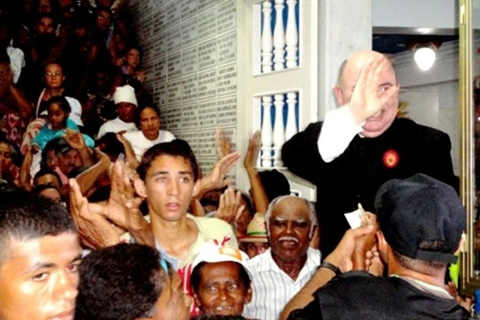 Padre Sizo recebendo os romeiros