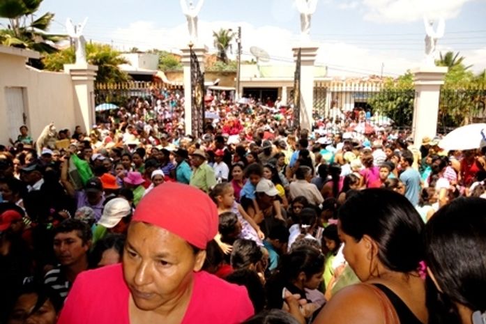 Multidão para entrarno santuário