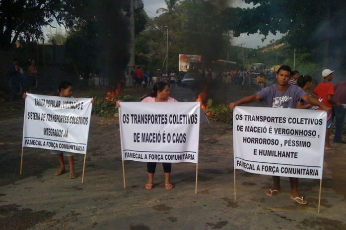 Moradores realizam protesto e bloqueiam rodovia AL 101 Norte